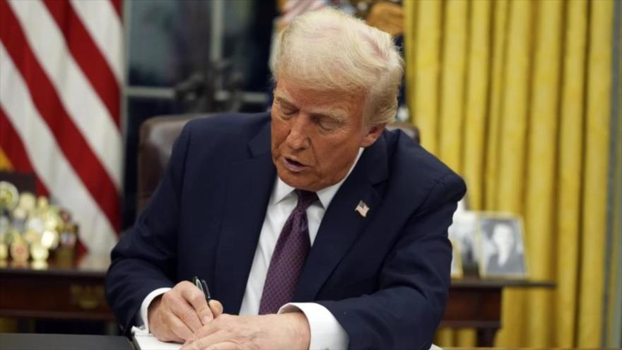 Orden ejecutiva de Trump veta entrada en EEUU a personas de 12 países | HISPANTV