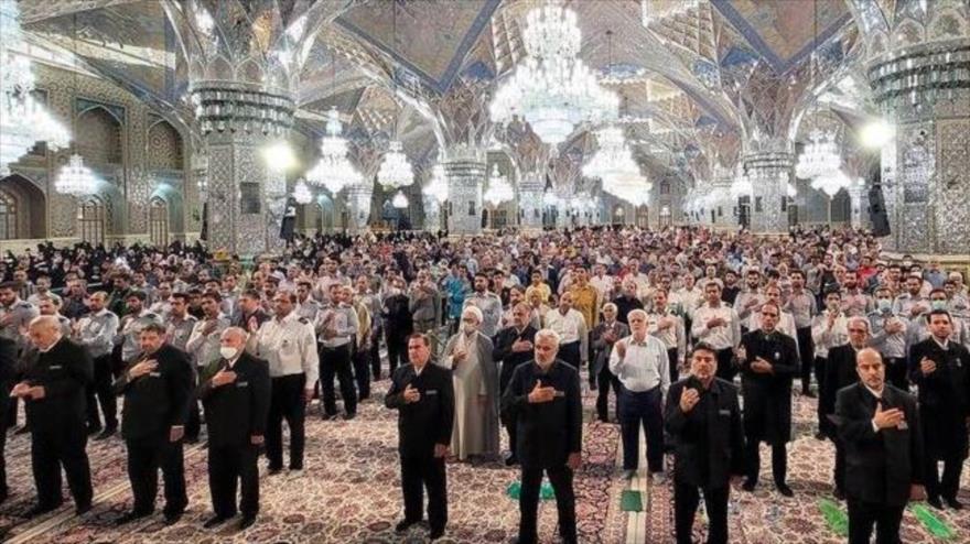 Iraníes conmemoran el aniversario del levantamiento del 15 de Jordad en el mausoleo del Imam Reza (P), en la ciudad de Mashad, 4 de junio de 2025.