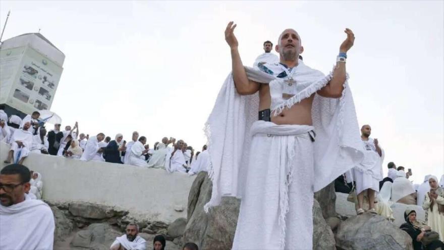 Peregrinos reunidos en la cima del Monte Arafat. (Foto: AFP)