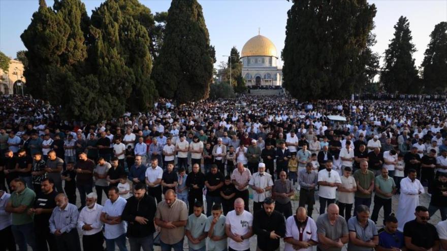 Los palestinos realizan el rezo colectivo del Eid al-Adha en el Complejo de la Mezquita de Al-Aqsa en Al-Quds (Jerusalén). (FUENTE: XINHUA)