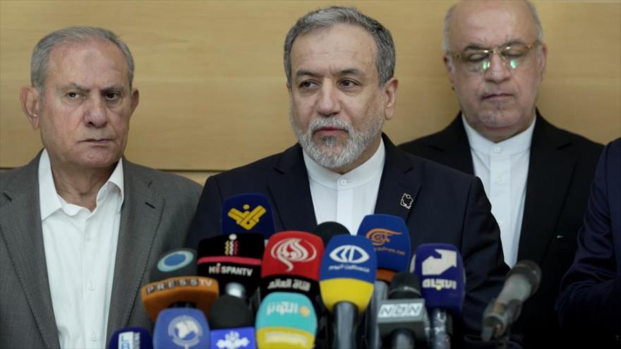 El canciller de Irán, Seyed Abás Araqchi, habla con la prensa desde Beirut.
