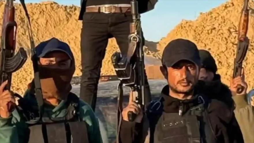 Yasser Abu Shabab, jefe del clan Abu Shabab, afiliado a Daesh (dcha.), visto en un vídeo reciente publicado por la banda criminal en Facebook.