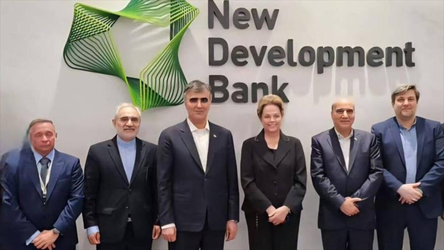 El presidente de del Banco Central de Irán, Mohamad Reza Farzin (izda.), junto a la jefa del Nuevo Banco de Desarrollo del BRICS, Dilma Rousseff.
