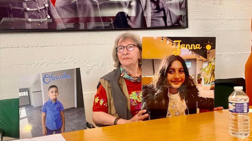 Una abuela francesa Jacqueline Rivault sostiene retratos de sus nietos, asesinados en un bombardeo israelí sobre la Franja de Gaza. (Foto: RFI)