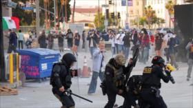 Policía de EEUU reprime protesta en defensa de migrantes en Los Ángeles
