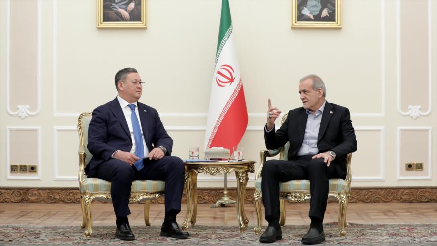 El presidente iraní, Masud Pezeshkian (dcha) y el canciller de Kazajistán, Murat Abugaliuly Nurtileu.