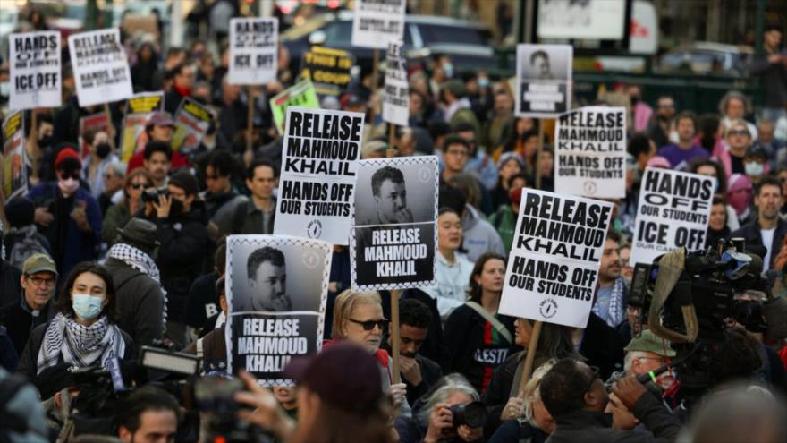 Los manifestantes sostienen carteles para protestar por el arresto del Mahmud Jalil en la Universidad de Columbia, Nueva York, EE. UU., 10 de marzo de 2025. 