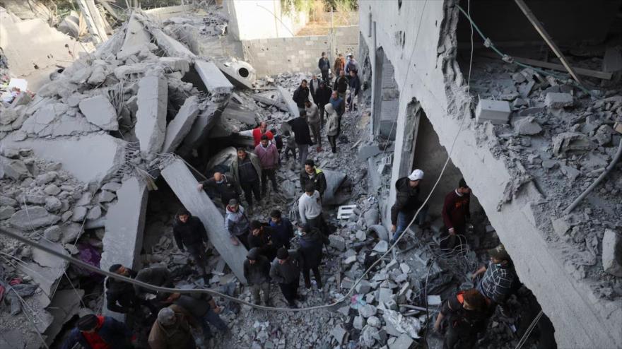 Palestinos inspeccionan el lugar de un ataque aéreo israelí contra una casa en la ciudad de Gaza, 27 de diciembre de 2024. (Foto: Reuters)