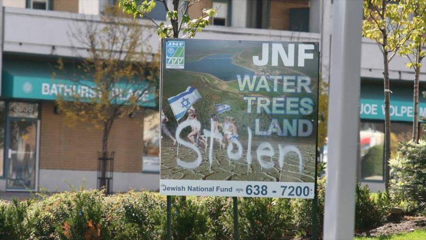 Un cartel perteneciente al llamado Fondo Nacional Judío (JNF)-Canadá pintado en Toronto, Canadá.