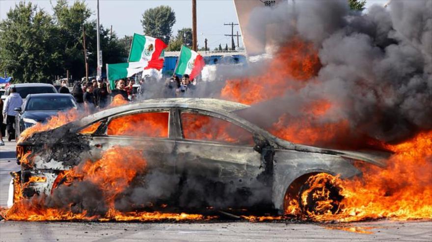 Un auto incendiado durante una protesta contra las políticas migratorias de Trump en Los Ángeles, California, 7 de junio de 2025. (Foto: Getty Images)