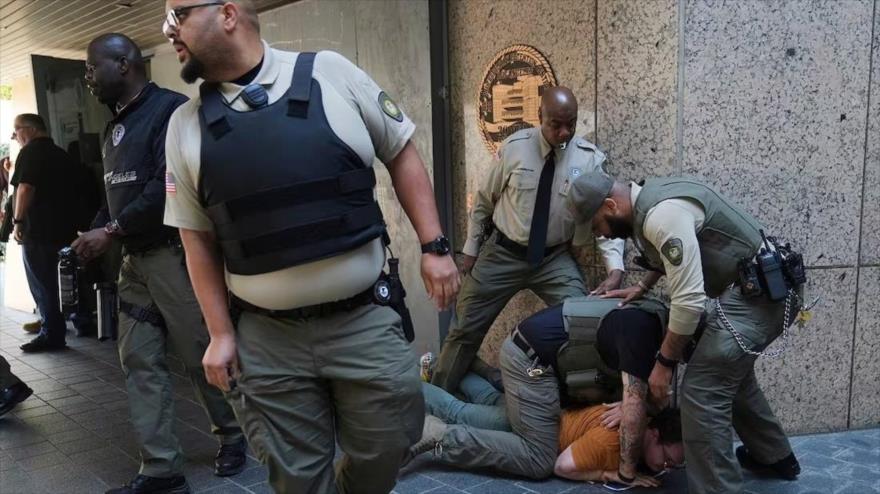 Autoridades detienen a un manifestante, durante una protesta contra las redadas contra migrantes en Los Ángeles, California (EE.UU.), 6 de junio de 2025. (Foto: AP)