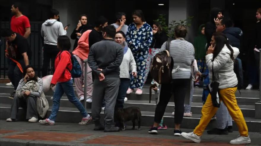Decenas de personas se congregaron en parques y frente a edificios en pijama, 8 de junio de 2025. (Foto: AFP)