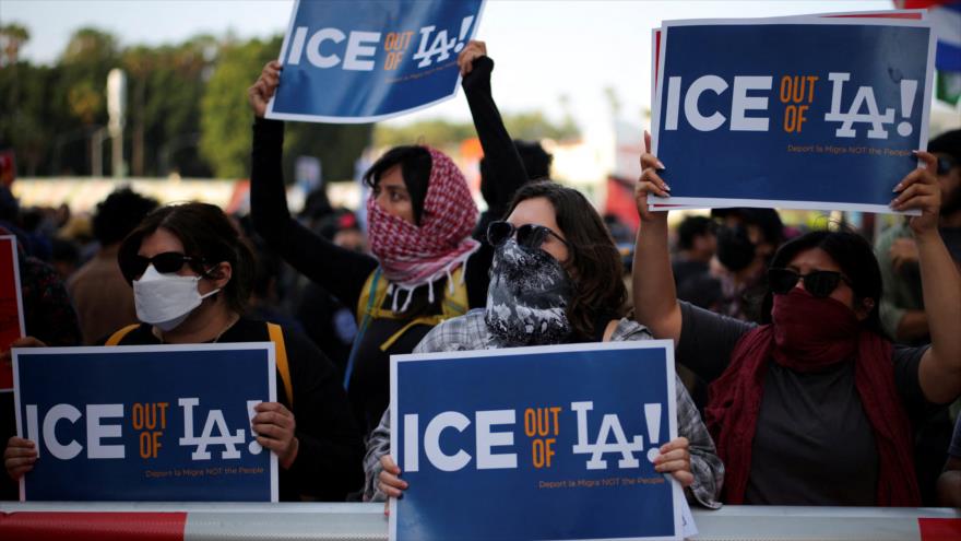 Manifestantes sostienen pancartas durante una concentración frente al Edificio Federal de Los Ángeles, protestan contra redadas de ICE, 6 de junio de 2025. (Foto: Reuters)