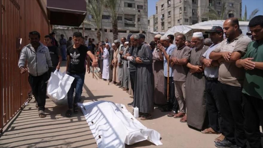 Palestinos rezan en un funeral por personas que murieron mientras se dirigían a un centro de ayuda en Gaza, 2 de junio de 2025. (Foto: AP)
