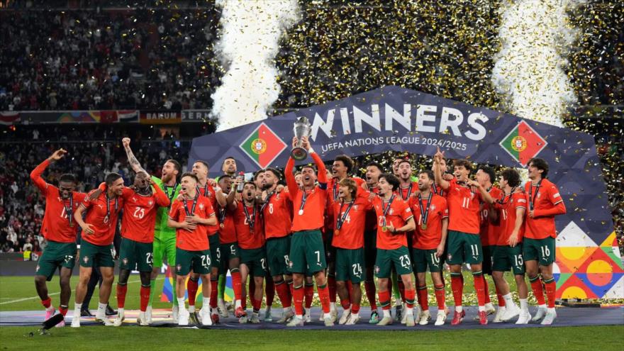 Cristiano Ronaldo celebra el título de la Nations League con su equipo tras ganar la final entre Portugal y España en Múnich, 8 de junio de 2025. (Foto: AP)