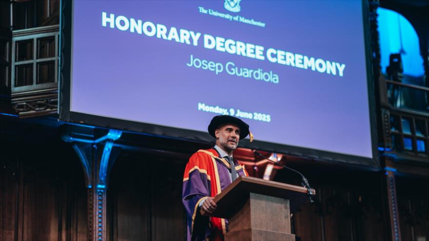El técnico español Pep Guardiola da un discurso en ceremonia con el título de Doctor Honoris Causa por la Universidad de Mánchester, 9 de junio de 2025.