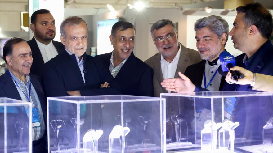 El presidente de Irán, Masud Pezeshkian, visita la 26.ª exposición internacional de equipos médicos en Teherán, 10 de junio de 2025.