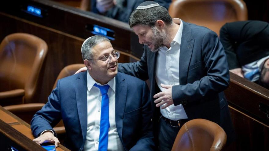 Los líderes de extrema derecha israelí, Itamar Ben Gvir (izda) y Bezalel Smotrich en el Knesset, 29 de diciembre de 2022.