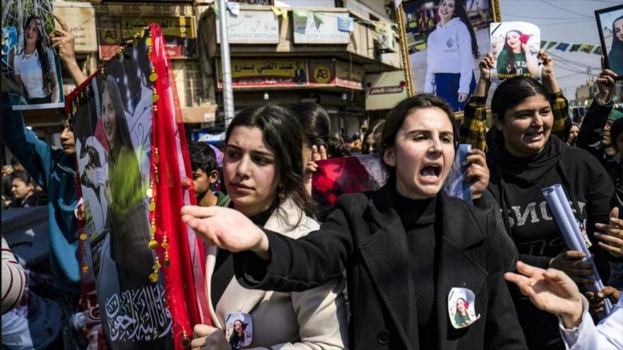 Sirios protestan contra la ola de violencia contra la minoría alauita siria, Qamishli, Siria,11 de marzo de 2025. (Foto: AFP)