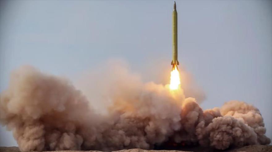 Irán prueba un misil balístico durante un ejercicio militar.