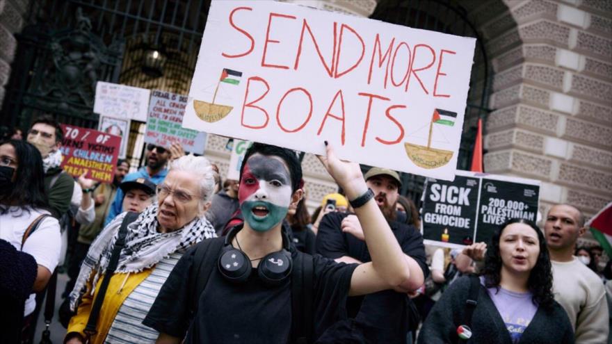 Una pancarta dice “Soy Madleen” mientras manifestantes se solidarizan en Lyon con el buque de ayuda para Gaza secuestrado por Israel, 9 de junio de 2025. (Foto: AFP)