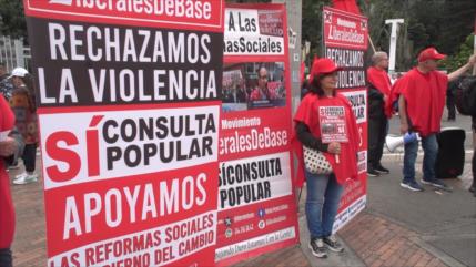 Colombianos se manifiestan en apoyo a reformas sociales