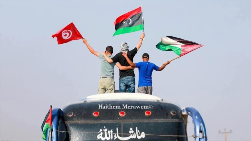 Los activistas pro Palestina hondean la bandera de Palestina, Libia y Túnez sobre el autobús del ‘Convoy Al-Soumoud’ en Libia. 