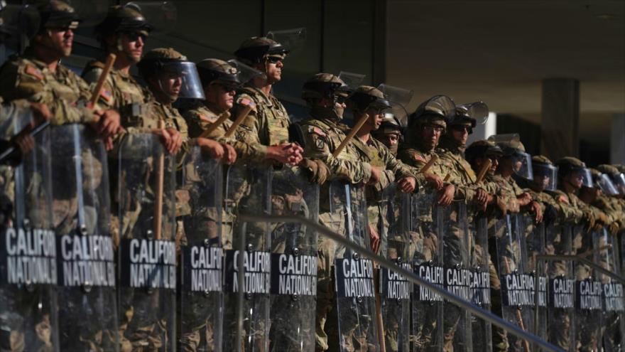 Miembros de la Guardia Nacional de California se posicionan en edificio federal en Los Ángeles el 10 de junio de 2025. (Foto: AP)