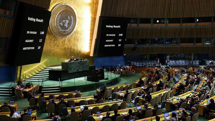 El recuento final de votos sobre una resolución sobre Gaza se muestra en una pantalla en la Asamblea General de la ONU, 12 de junio de 2025.