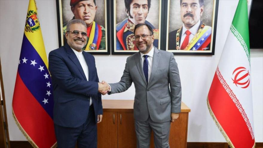 El canciller venezolano, Yván Gil (dcha.), en una reunión con el embajador iraní en Caracas, Ali Cheguini, 12 de junio de 2025.