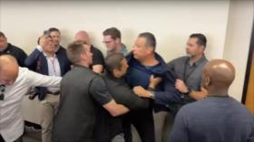 Nuevo dislate en EEUU: senador expulsado de rueda de prensa en Los Ángeles