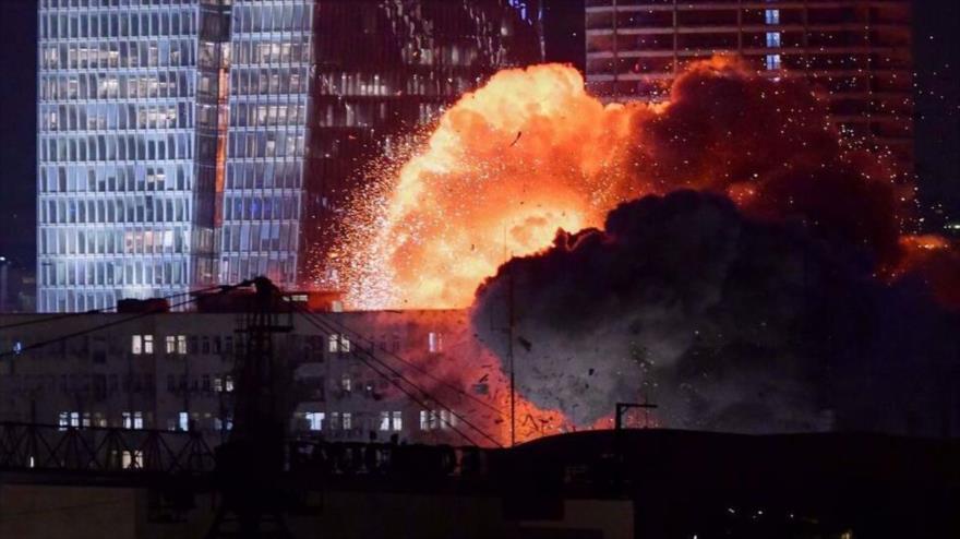 Una explosión se observa durante un ataque de represalia iraní en Tel Aviv, a última hora del 13 de junio de 2025. (Foto: AP)