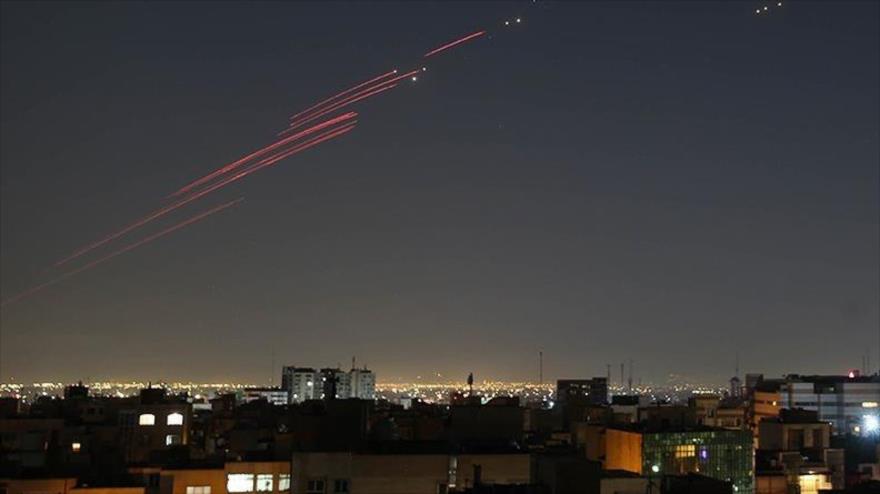 Sistemas de defensa aérea de Irán interceptan misiles disparados por Israel contra Teherán, capital iraní, 13 de junio de 2025.