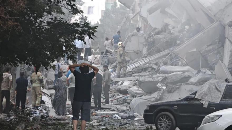 Personas observan los daños a los edificios residenciales en la plaza Nobonyad tras los ataques aéreos israelíes en Teherán, 13 de junio de 2025. (Foto: Getty Images)