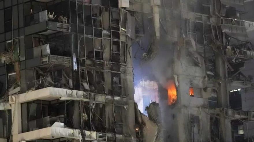 Fuego y humo se elevan desde un edificio, blanco de ataque de represalia con misiles de Irán, en Tel Aviv, 13 de junio de 2025.