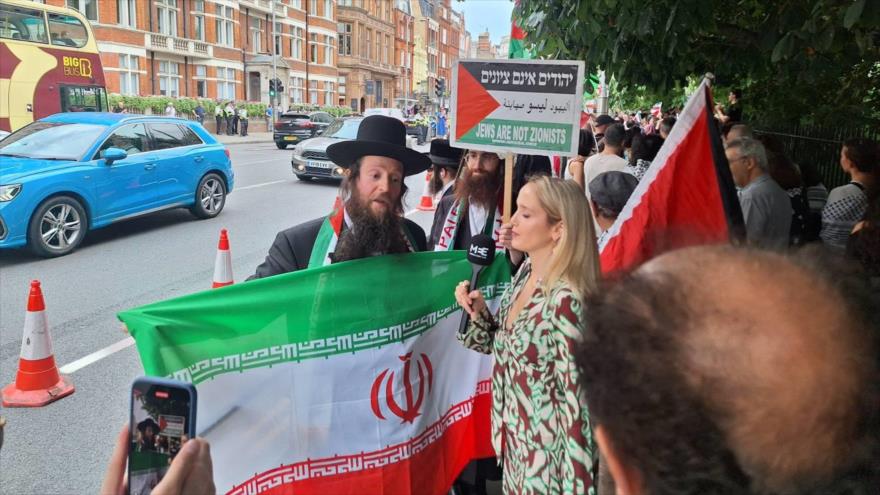 Un manifestante anti sionista lleva la bandera de Irán ante la embajada de Israel en Londres, 14 de junio de 2025.