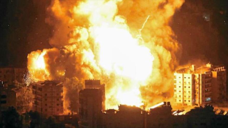 Un gran incendio tras un ataque con misiles de Irán contra la ciudad de Haifa en la Palestina ocupada.