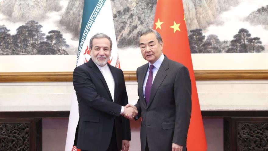 El canciller de China, Wang Yi, junto a su par iraní, Seyed Abás Araqchi,