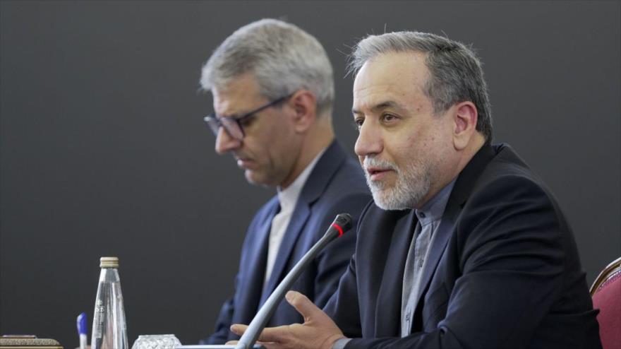El canciller iraní, Seyed Abás Araqchi, (dcha.) en una reunión con embajadores extranjeros en Teherán, la capital, 15 de junio de 2025.