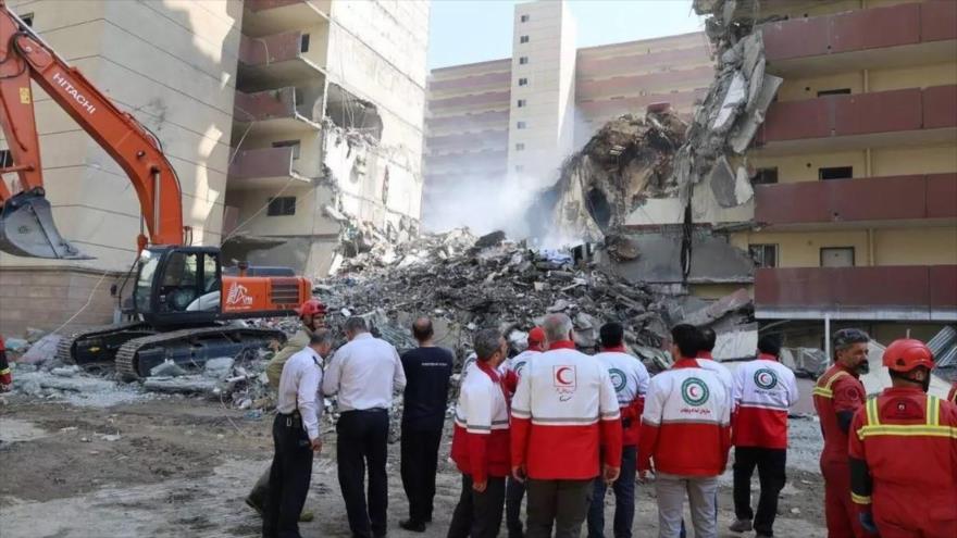  Trabajadores de Emergencias entre los escombros de un ataque israelí en Teherán. (Foto: Europa Press)