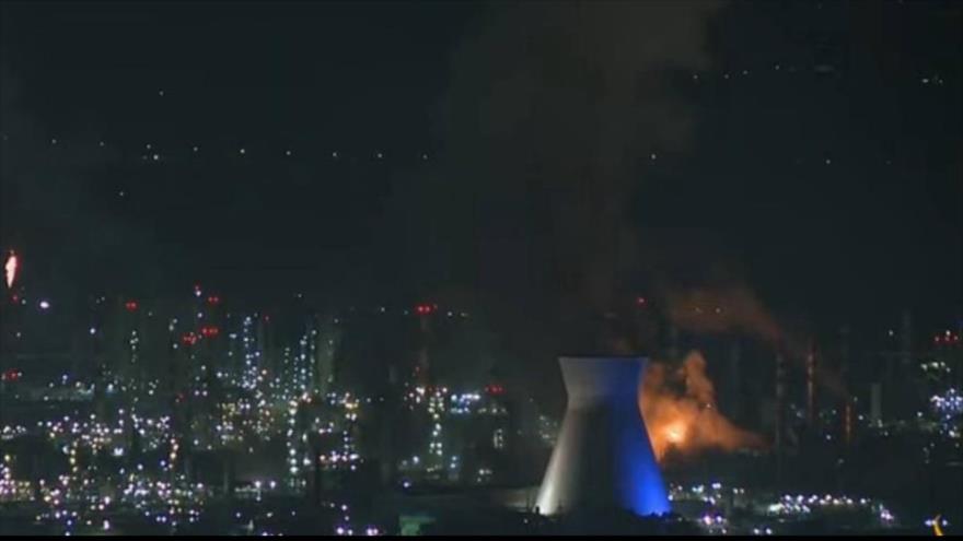 Planta de energía de Haifa arde en llamas tras ataque misilístico iraní, 16 de junio de 2025.