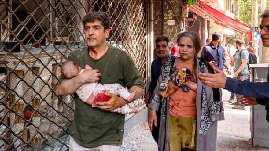 Iraníes, incluido un bebé, visiblemente heridos durante un ataque de Israel a una zona residencial de Teherán. 15 de junio de 2025.