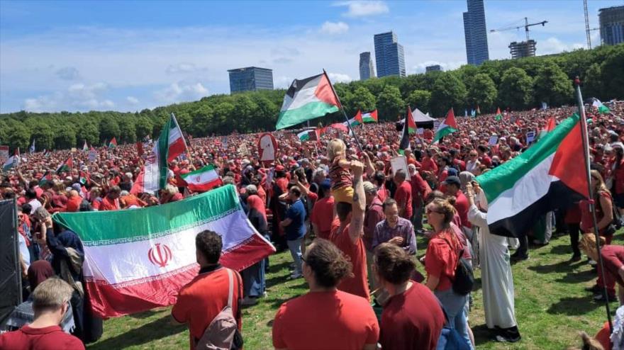 Una masiva protesta en los Países Bajos para expresar solidaridad con Irán y Gaza ante los ataques israelíes, 15 de junio de 2025.