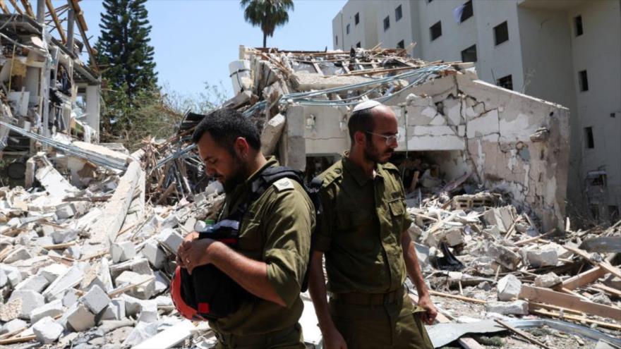 Fuerzas israelíes frente a los escombros de un edificio destruidio en un ataque con misiles de Irán, en Tel Aviv, 22 de junio de 2025.
