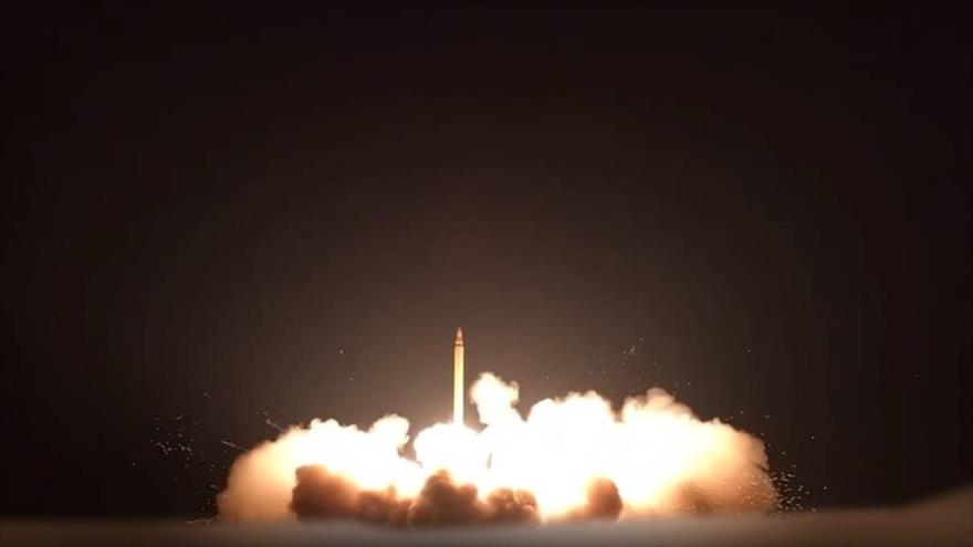 Momento del lanzamiento de un misil iraní contra la base estadounidense Al-Udeid, en Catar, 23 de junio de 2025.