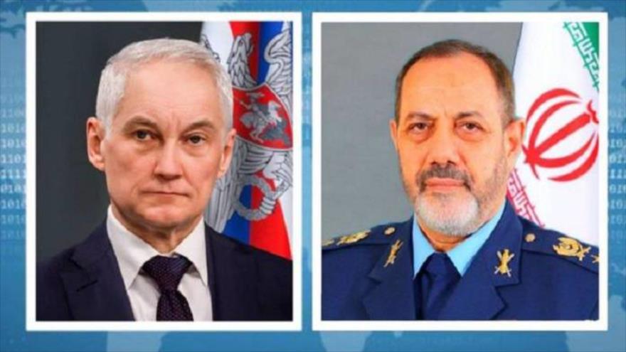 El ministro de Defensa de Irán, Amir Nasirzade, y su homólogo ruso, Andréi Belousov.