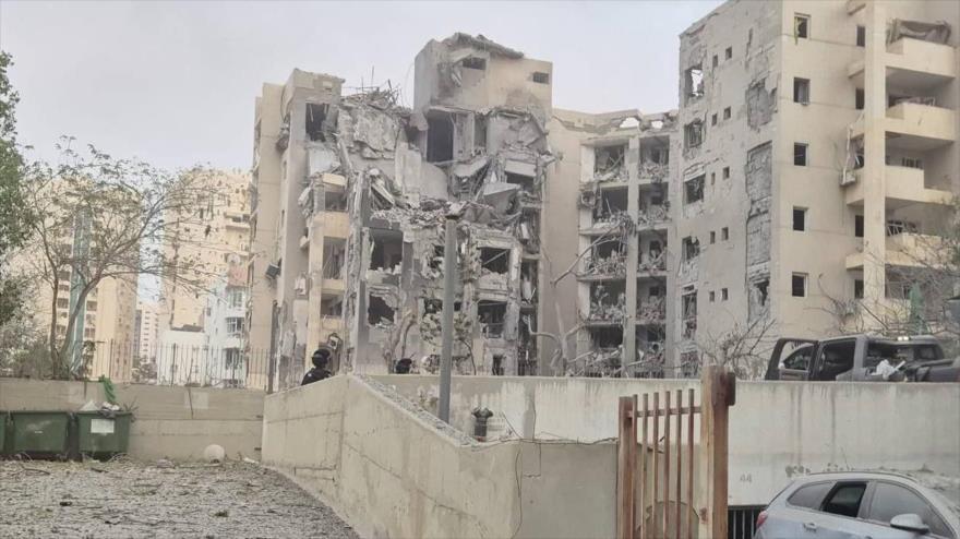 Parte de daños causados por el impacto de un misil iraní en un edificio en el sur de los territorios ocupados, 24 de junio de 2025.