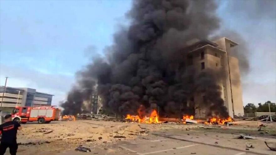 Misiles iraníes impactan en los objetivos israelíes en los territorios ocupados palestinos, junio de 2025.