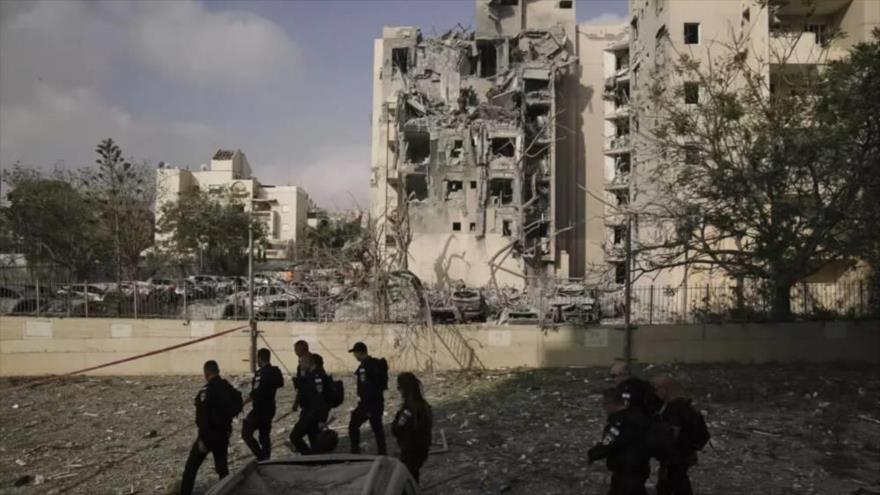 Responsables israelíes supervisan zonas dañadas por ataques iraníes, junio de 2025.