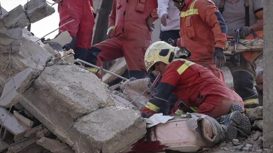 Equipos de rescate iraníes buscan salvar la vida de personas atrapadas bajo escombros tras agresiones israelíes.